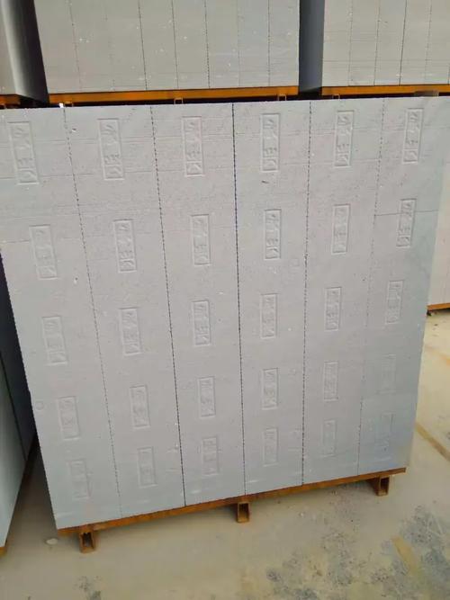10月26日,建管科到辖区建材企业检查产品标识,生产车间远程监控,产品